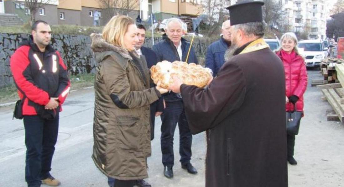 С водосвет и първа копка бе даден старт на изграждането на подпорна стена на ул.”Петър Берон” до Римския мост в Смолян