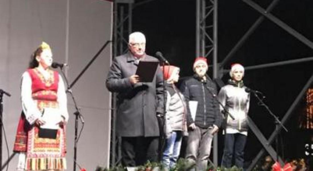 Запалиха светлините на коледната елха в Чепеларе