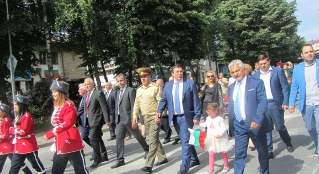  Над 2000 ученици, учители, деца и граждани се включиха в празничното шествие в Смолян