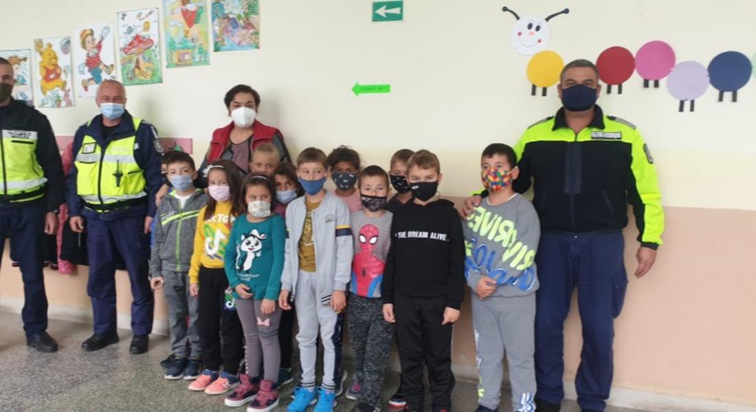 Полицейски служители изнасят беседи по пътна безопасност в училищата на територията на област Смолян