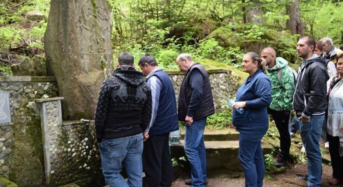  Хиляди родопчани на опашки пред изворни води, вярват, че днес водата е магическа