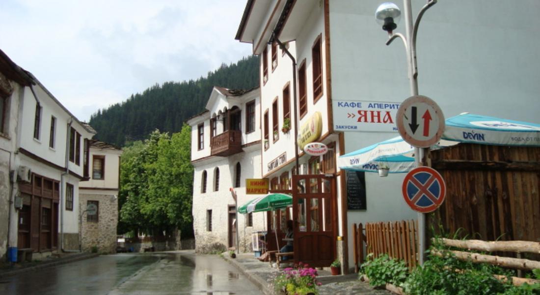 Шофьор се натресе в две къщи в Широка лъка с лека кола