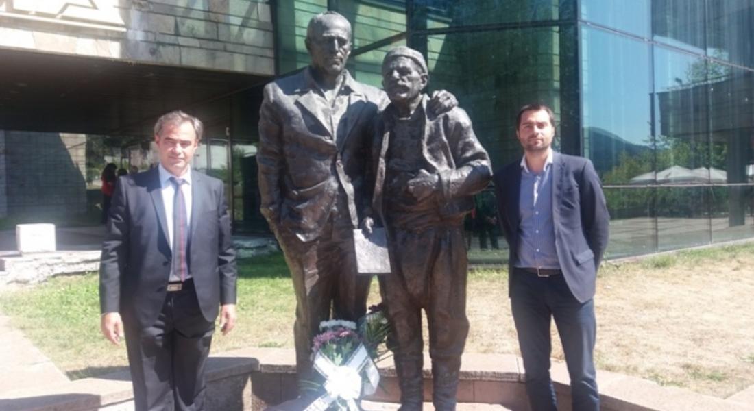  Цветя и поклон  пред паметта на Николай Хайтов