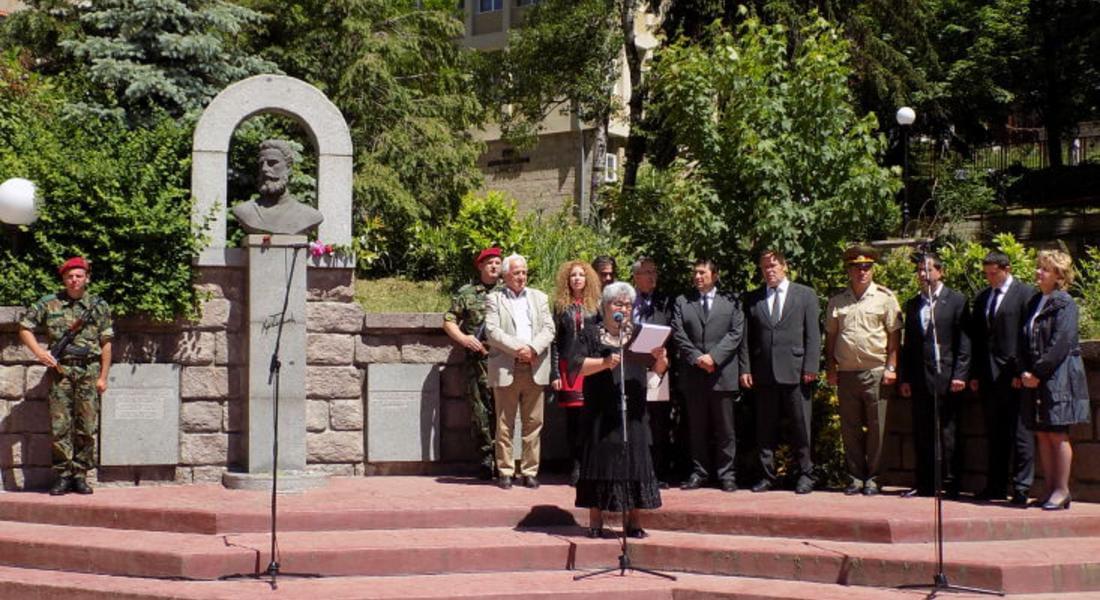 Освещават бойните знамена на Богоявление пред храм „Св.Висарион Смоленски”