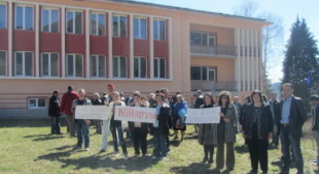 Протестиращите от опитната станция в Смолян обмислят утре за два часа да блокират пътя на изхода на Смолян