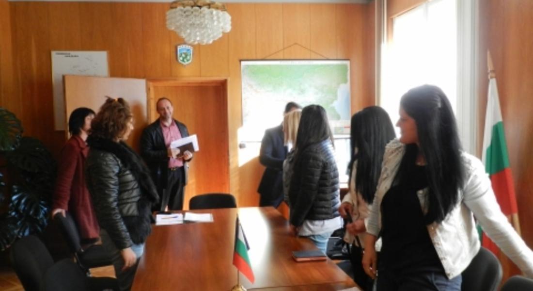 Община Мадан осигури работа на десет млади безработни