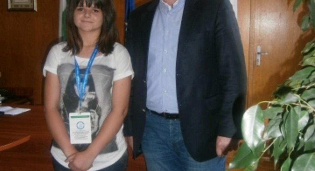 Кметът на Мадан спонсорира ученичка участвала в международно състезание