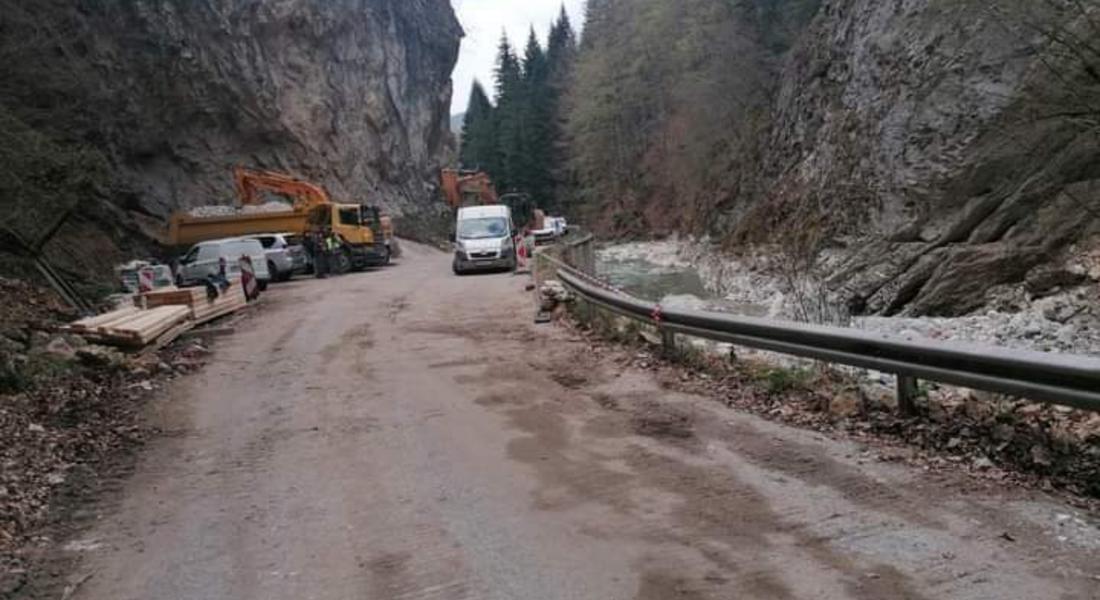 Отново пропускат автомобили по пътя Тешел – Триград по часови график