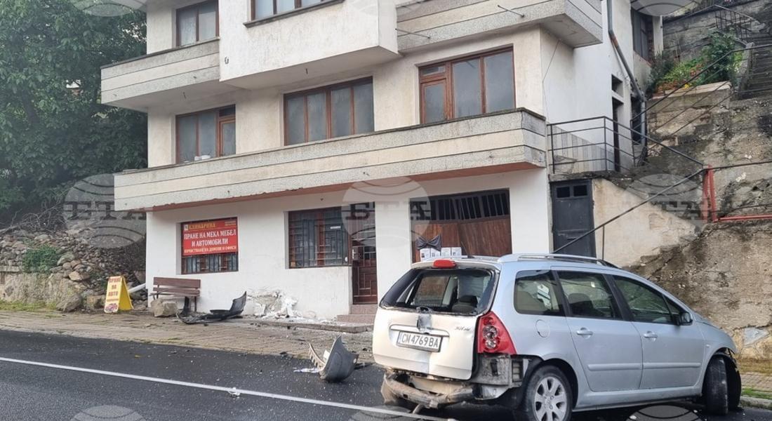 Кола се заби в къща в Смолян