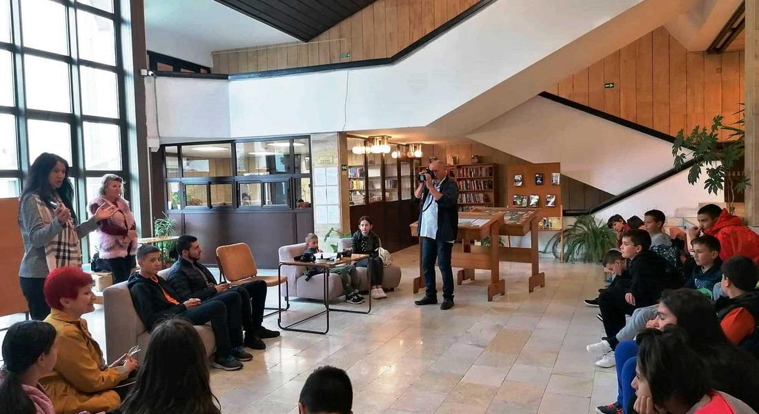 В Регионална библиотека се проведе демонстрационен ден за привличане на нови членове към любителски фотоклуб „Светлопис” 