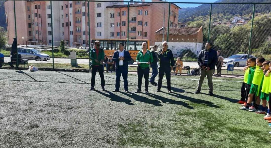 Медали и грамоти за всички участници в детския футболен турнир в Девин