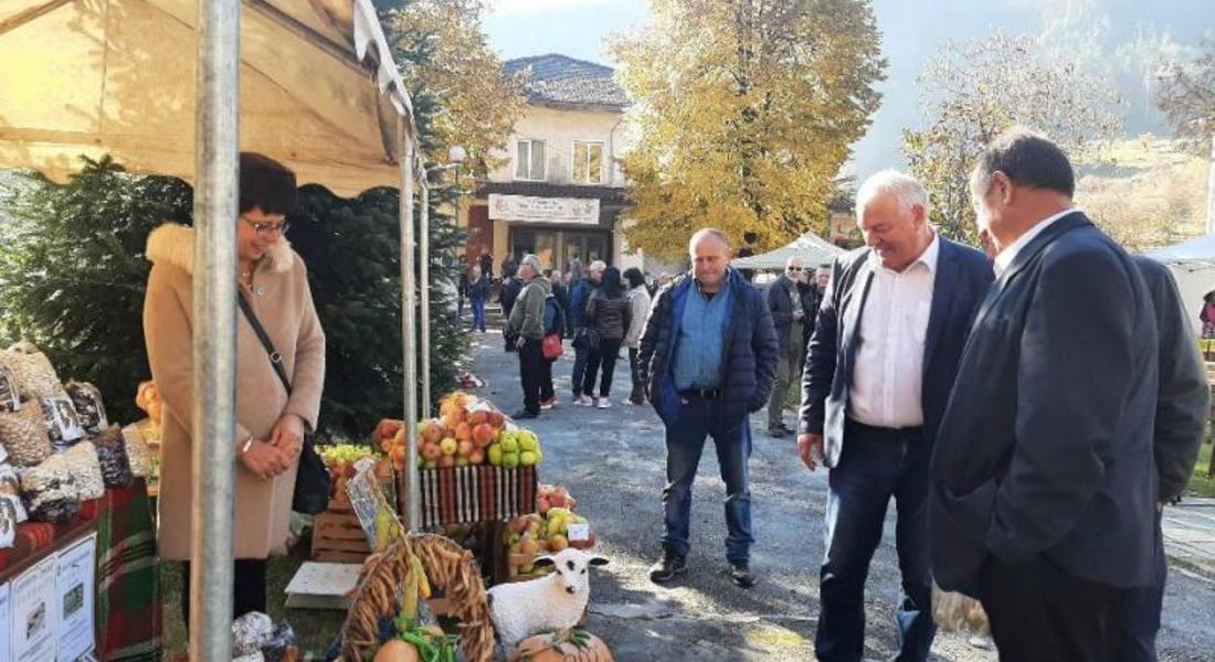 ПРАЗНИКЪТ НА СМИЛЯНСКИЯ ФАСУЛ БЕШЕ ОТКРИТ С ГРЪМ ОТ ФАСУЛЕВО ТОПЧЕ, КАКТО ПОВЕЛЯВА ТРАДИЦИЯТА