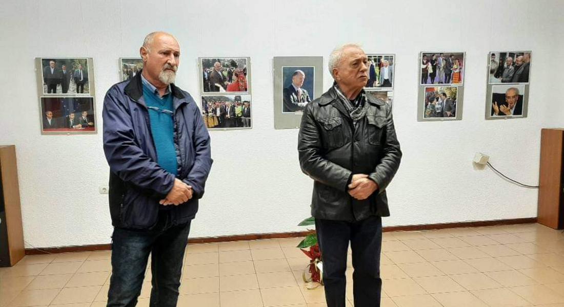 Самостоятелна фотоизложба "60 ĸaдъpa oт пoлитичecĸия живoт в Cмoлян” представя Сашо Сарандалиев в КДК