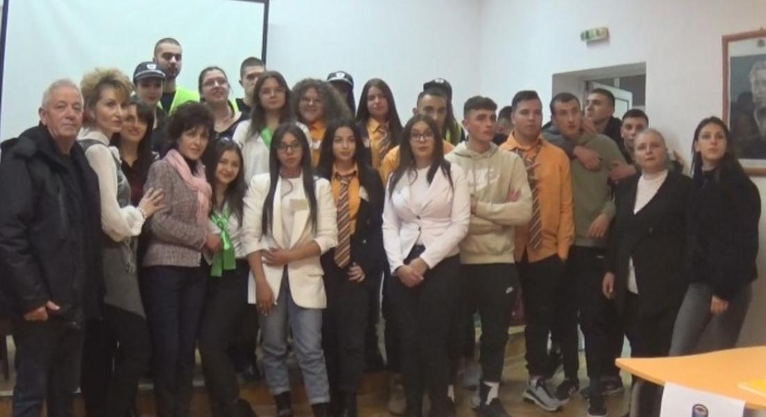 Дванадесетокласници от ПГИ „Карл Маркс“ Смолян влязоха в ролите на мениджъри, банкери и митничари
