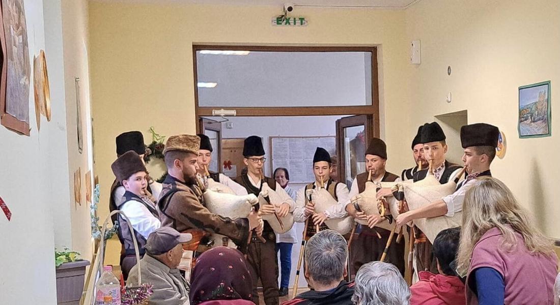 НЧ „Светлина“ – с. Момчиловци поздрави възрастните хора от Дома във Фатово