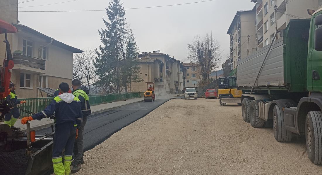 Асфалтират улици, разкопани по Водния цикъл в Смолян 