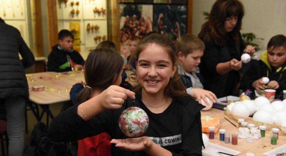 Ученици изработиха коледни играчки и украсиха двуметрова елха в залите на музея в Смолян
