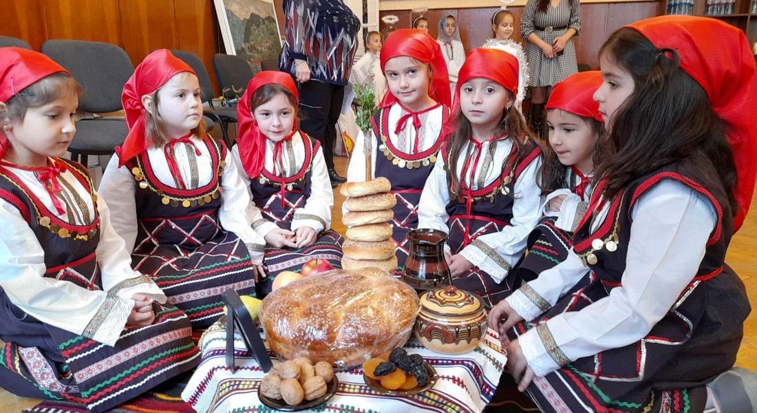 Малки коледари посетиха Община Девин 