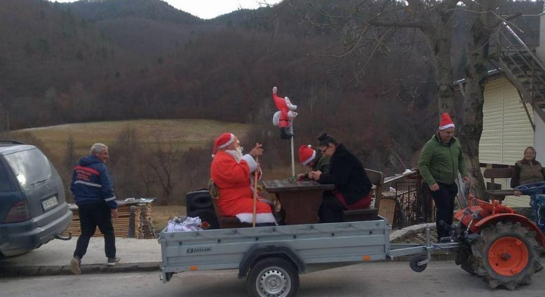 ДЯДО КОЛЕДА ПРИСТИГНА С ТРАКТОР В СМИЛЯН 