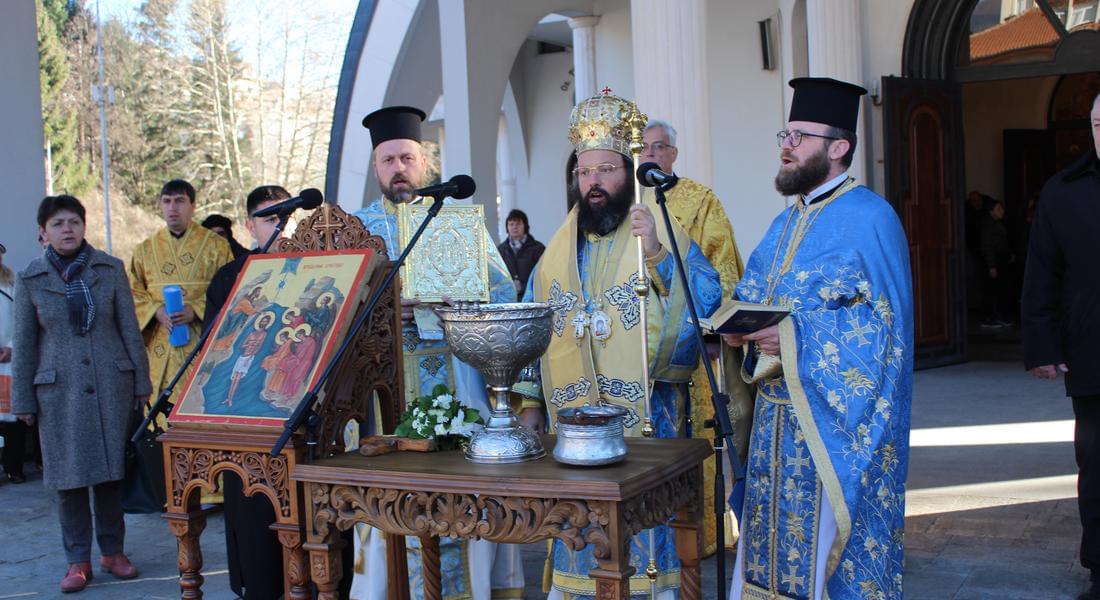 На Богоявление  Епископ Висарион оглави Божествена света Литургия , Велик Богоявленски водосвет  и освети бойното знаме на 101-ви алпийски полк