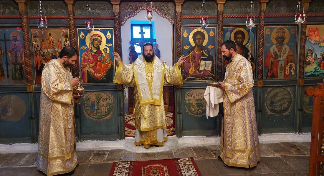 С Архиерейска св. Литургия почетоха празника на Св. Йоан Кръстител, /Ивановден/ в храм „Успение Богородично”- с. Широка лъка 