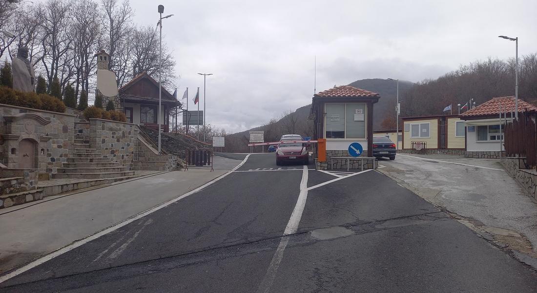 С тържествен водосвет за здраве и безаварийно пътуване отбелязаха 13 - години ГКПП Златоград 