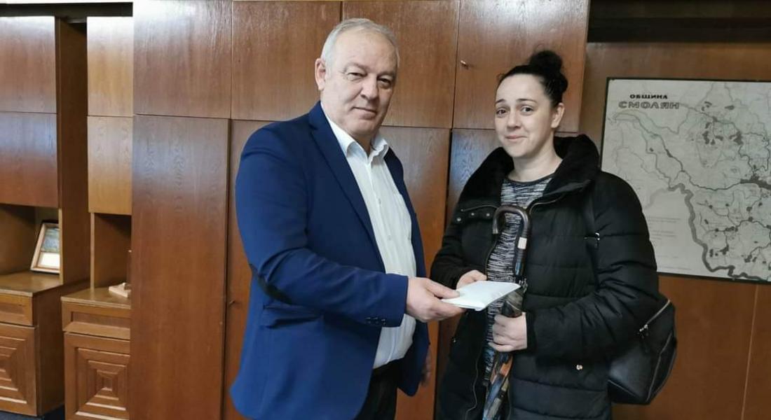 КМЕТЪТ МЕЛЕМОВ ВРЪЧИ СЪБРАНИТЕ СРЕДСТВА ОТ ИНИЦИАТИВАТА „КАЛЕНДАР НА ОБЩИНА СМОЛЯН” НА МАЙКАТА  НА СТЕФАНИ