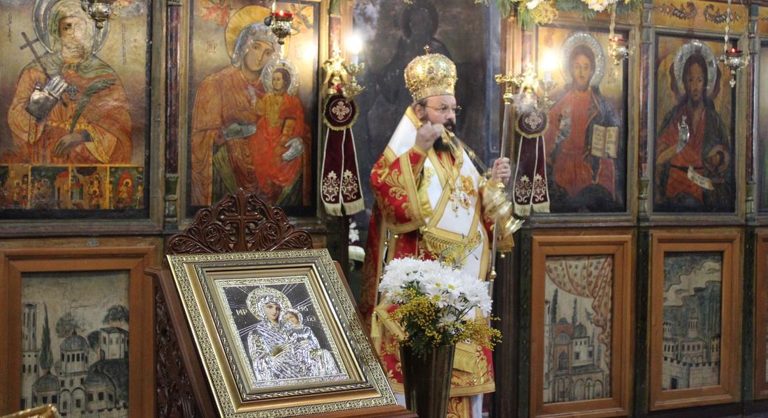 Архиерейска св. Литургия и освещаване на мед в храм „Св. вмчца Неделя”-кв. Райково 