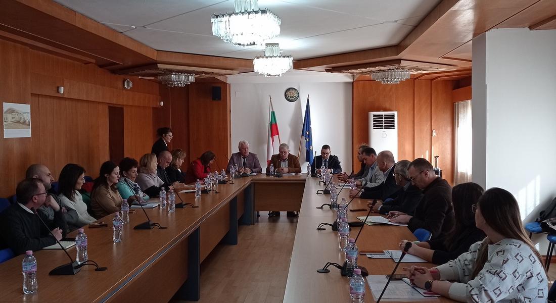  Общият брой на планираните паралелки за 2023/24 учебна година за област Смолян е 42, от които  20 профилирани и 22 професионални
