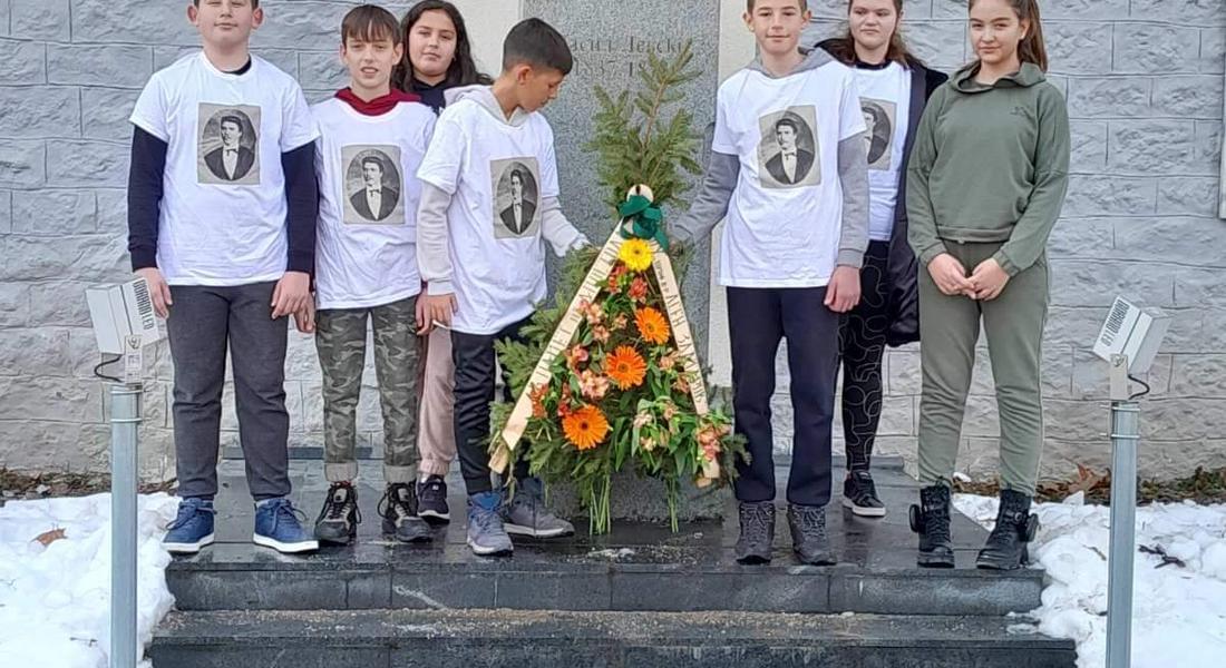 Младите възрожденци от Второ ОУ се поклониха пред Апостола на свободата