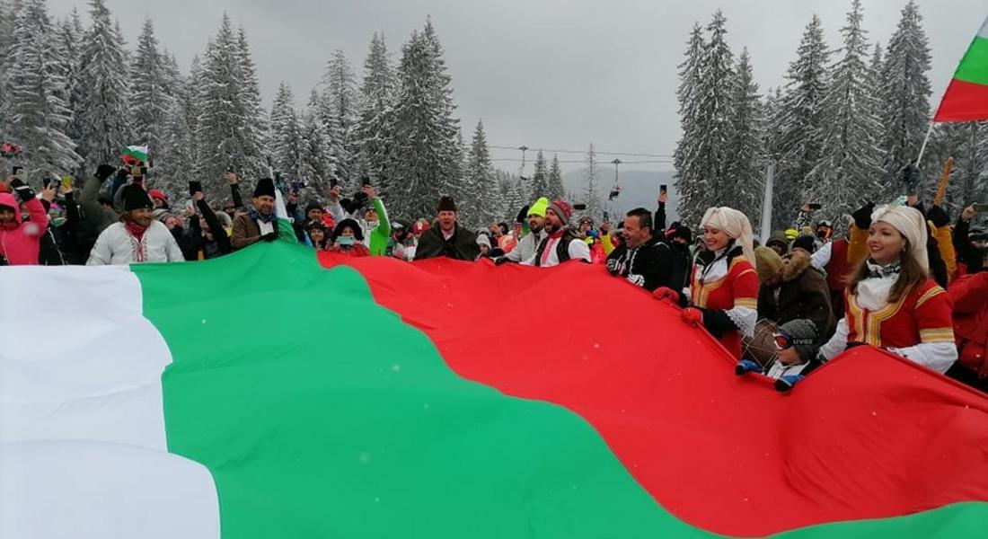 Стотици се спуснаха в носии на Пампорово, дама прие предложение за брак на пистата 