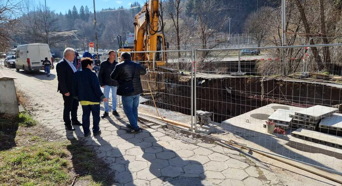 КМЕТЪТ НИКОЛАЙ МЕЛЕМОВ ИНСПЕКТИРА РАБОТАТА ПО ОТДЕЛНИТЕ КЛОНОВЕ НА "ВОДНИЯ ЦИКЪЛ" В ГРАДА