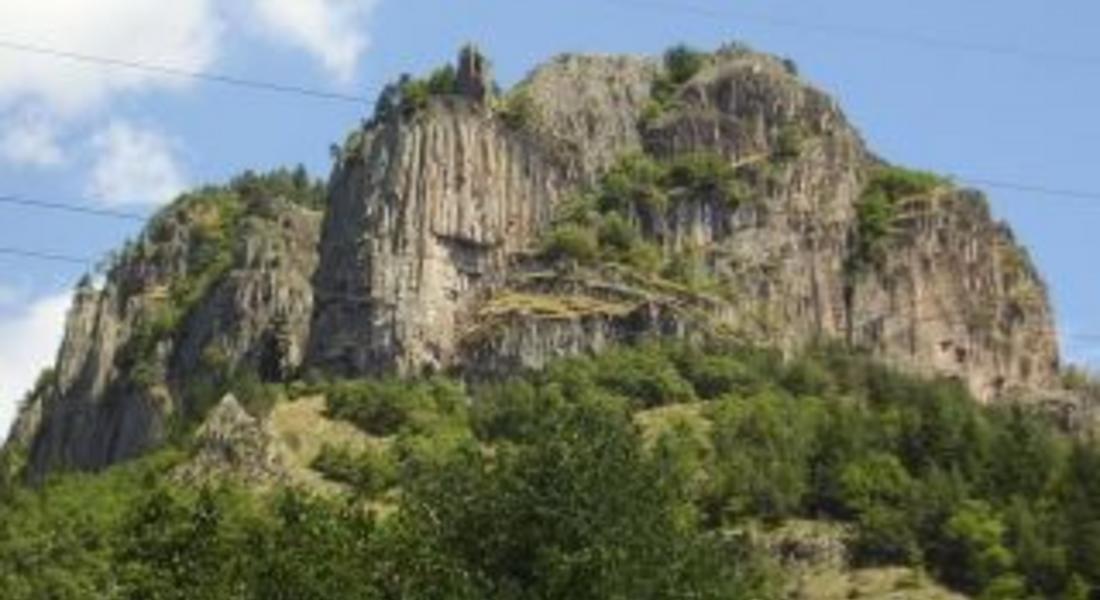 Откриха тялото на мъж, скочил от скала Невястата