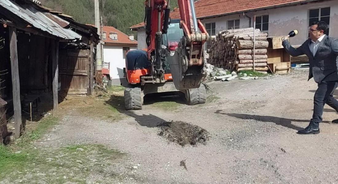	 Кметът Здравко Иванов даде старт на частичната подмяна на водопровода в кв. Настан