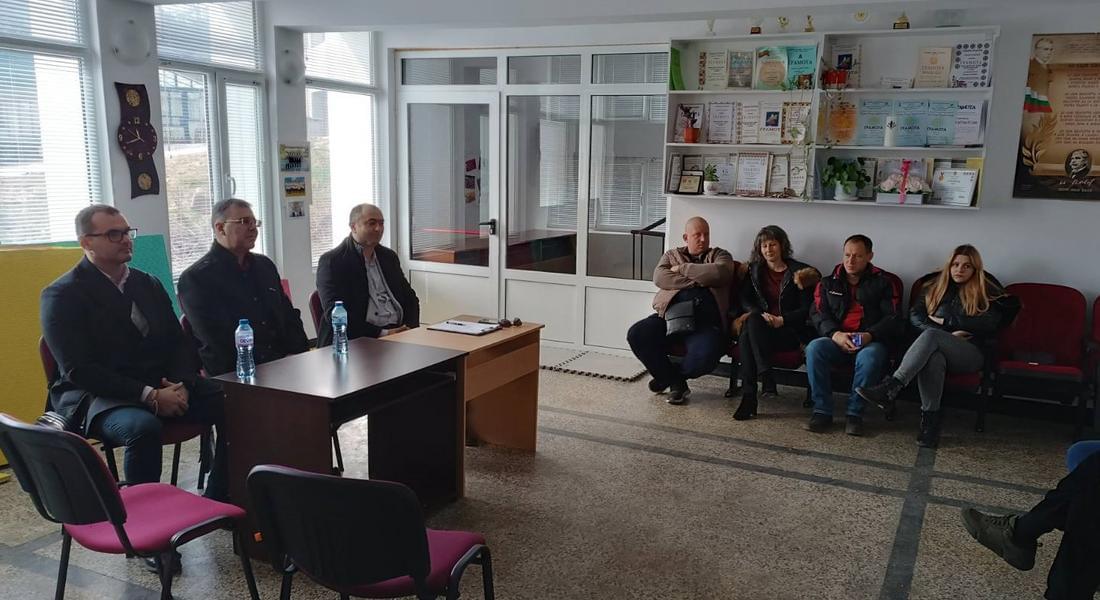Прокурори от Районна прокуратура–Смолян посетиха пограничното село Елховец, общ. Рудозем, и разговаряха с жителите за мигрантския натиск и телефонните измами 