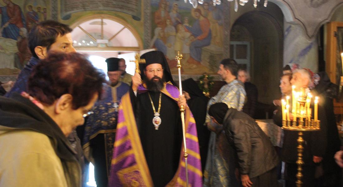 Архиерейска вечерня с Богородичен акатист, ІV статия  бе отслужена в храм „Успение Богородично”- кв. Устово