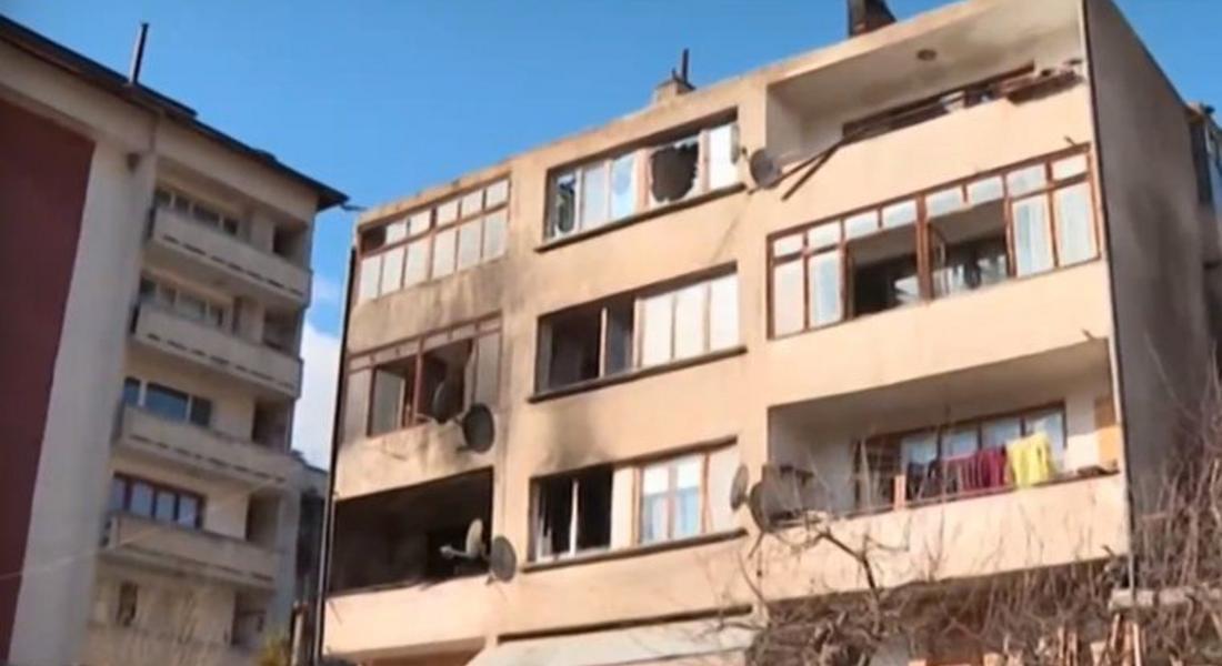 Пожар в жилищна кооперация в Чепеларе, хората са евакуирани