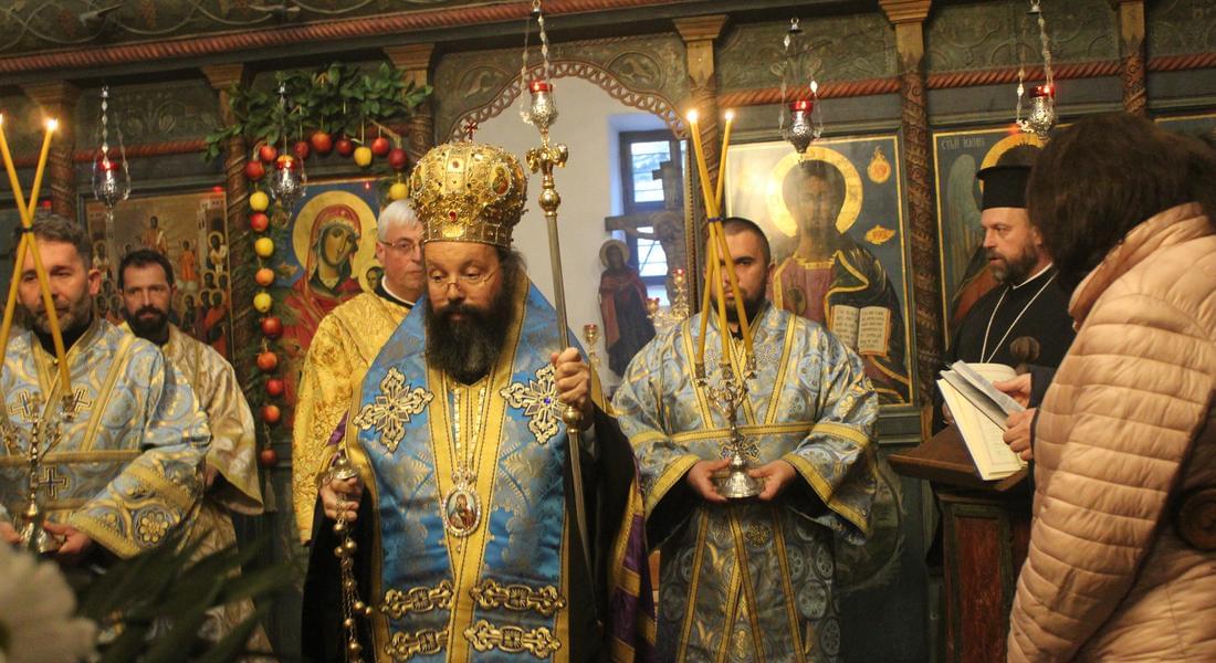   В храм „Успение Богородично” – с. Широка лъка съборно беше прочетен целият Богородичен акатист