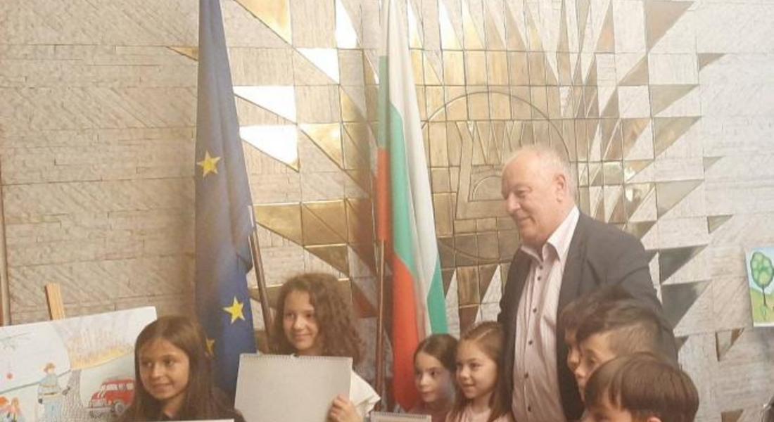 КМЕТЪТ НИКОЛАЙ МЕЛЕМОВ НАГРАДИ ПОБЕДИТЕЛИТЕ В ОБЩИНСКИЯ КРЪГ НА КОНКУРСА „С ОЧИТЕ СИ ВИДЯХ БЕДАТА“