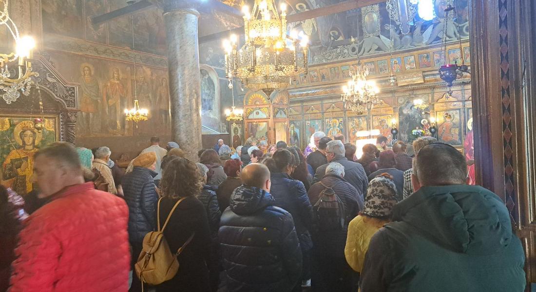 Велик общ маслосвет бе отслужен в храм „Св. вмчца Неделя”- кв. Райково