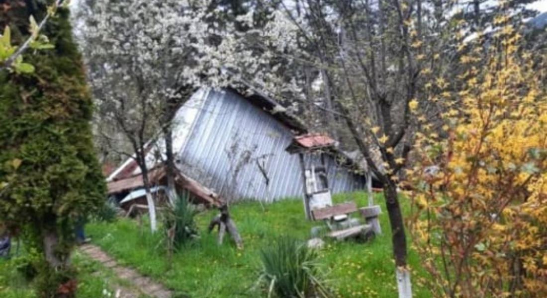  Пещера погълна гараж и барака в Смолян