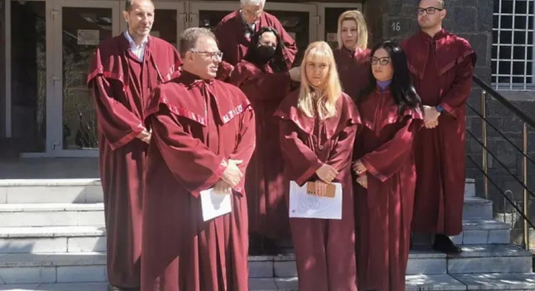 Прокурори и съдебни служители излязоха на протест в Смолян в подкрепа на Гешев