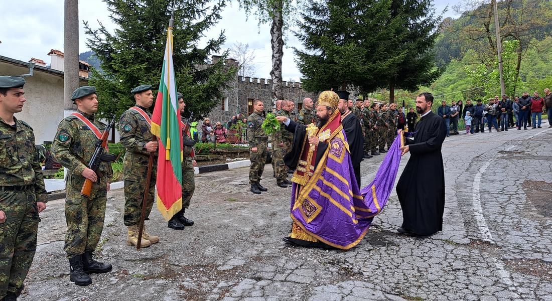 Празничен водосвет бе отслужен на параклиса „Св.св. Константин и Елена”в двора на 101-ви алпийски полк