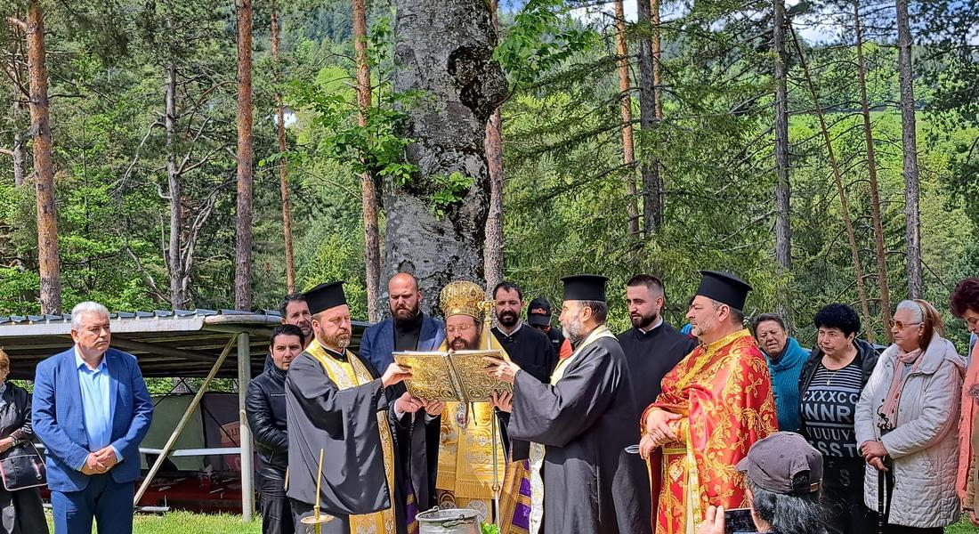 Празничен водосвет отслужи епископ Висарион пред параклиса „ Св.Възнесение Господне” в местността Варадил - кв. Райково