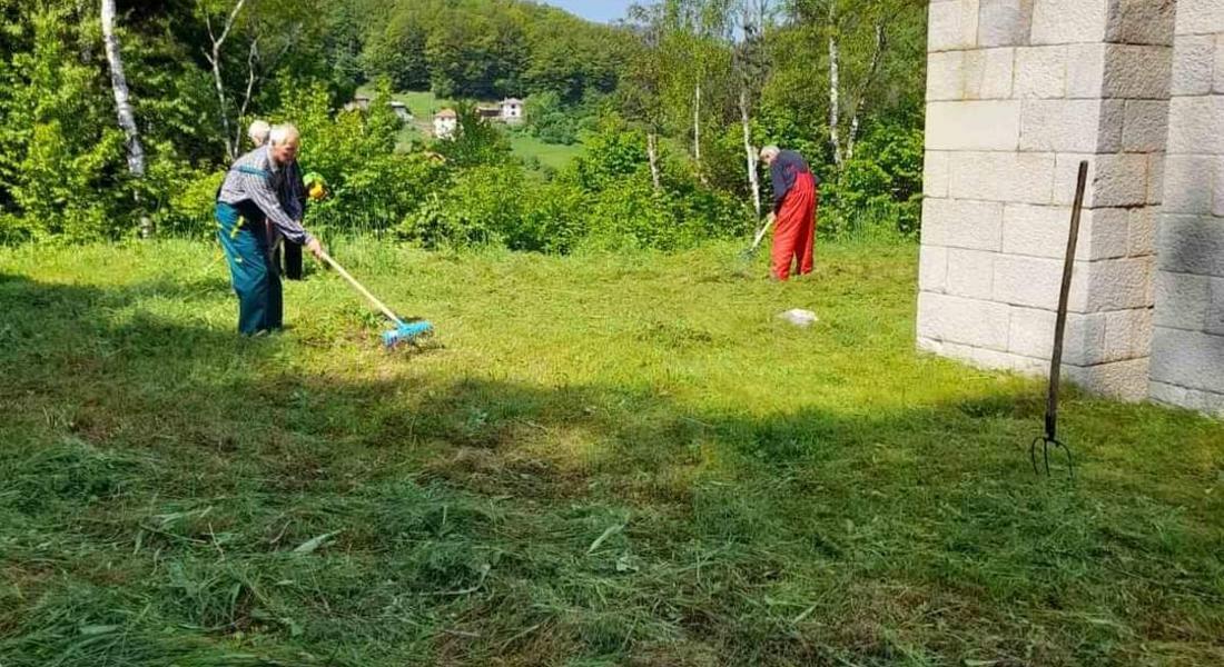 Продължава акцията по почистване на пространствата около паметниците в Община Смолян 