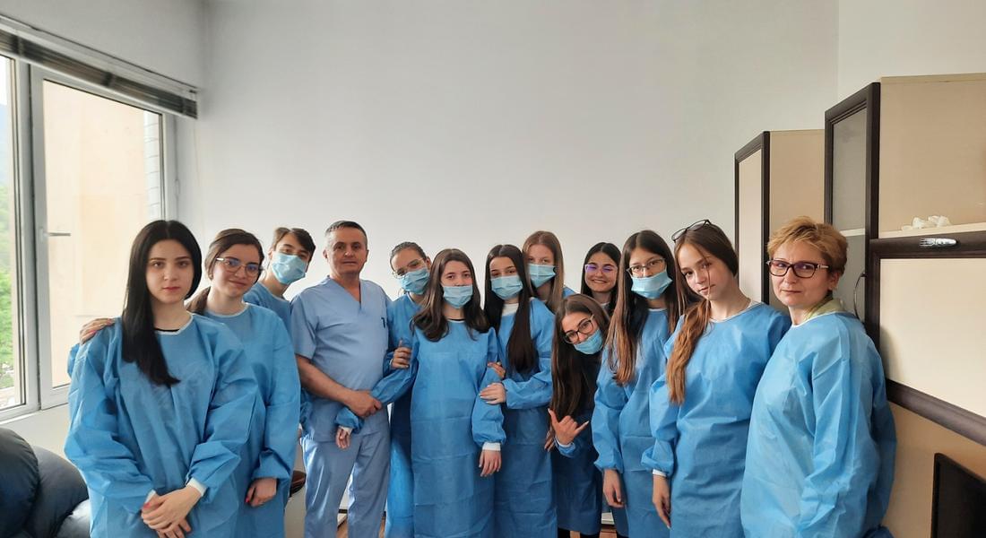 Ученици от Езиковата гимназия посетиха смолянската болница