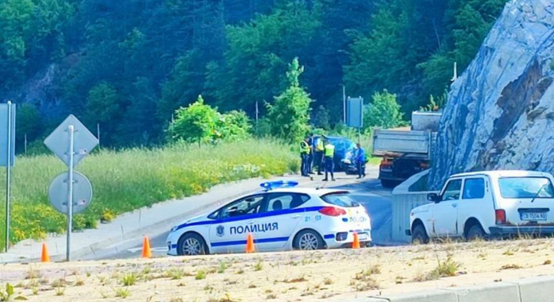 Двама са пострадали леко при челен сбълсък на кръговото движение в Устово