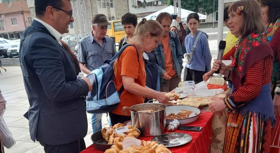 Туристи от страната и чужбина дегустираха от вкусотиите на Беден и играха хора на площада в Девин 