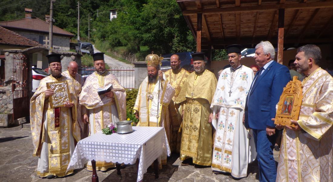 Архиерейска св. Литургия в храм „  „Св.св. Петър и Павел”- с. Бостина