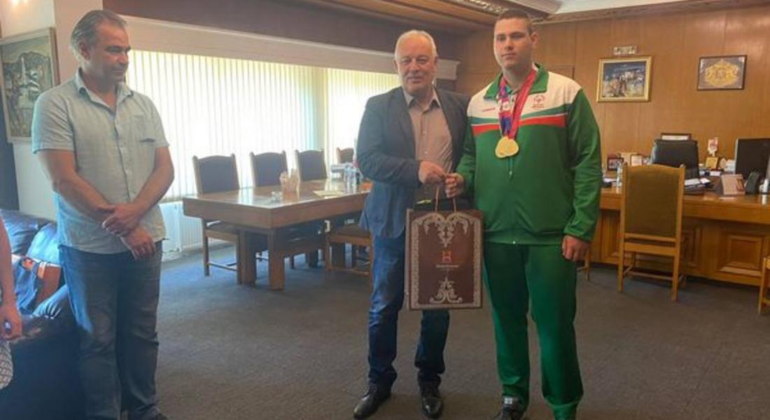 КМЕТЪТ МЕЛЕМОВ ПОСРЕЩНА КОСТАДИН ВЕЛКОВ, КОЙТО СЕ ПРЕДСТАВИ ДОСТОЙНО НА СВЕТОВНИТЕ ЛЕТНИ ИГРИ НА СПЕШЪЛ ОЛИМПИКС